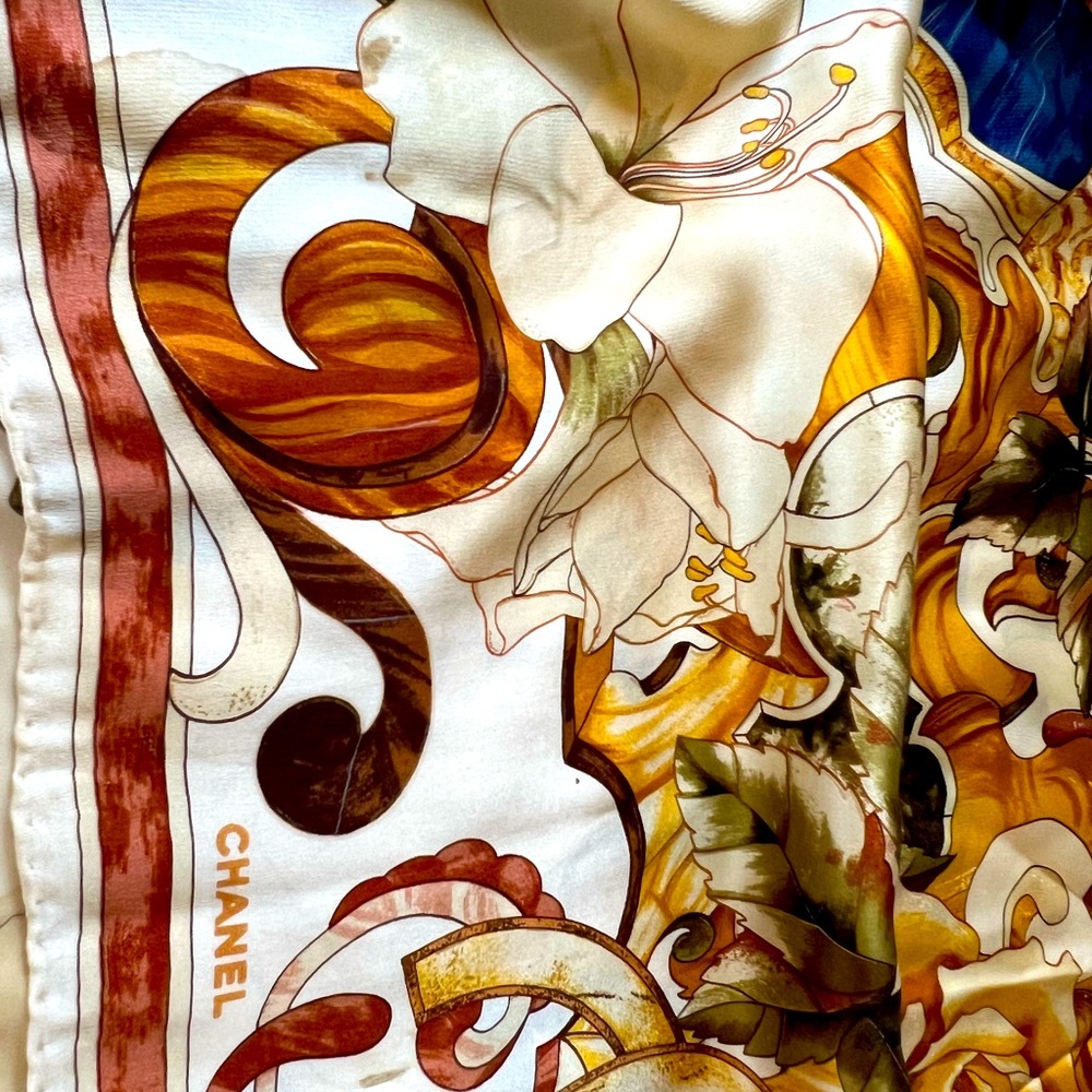 Stunning Chanel silk scarf in beautiful warm tones and classic pattern. - Picture 14 of 14